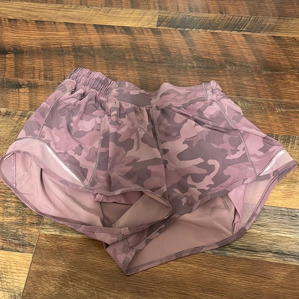 Size 6 camo hotty hot short 2.5 inch